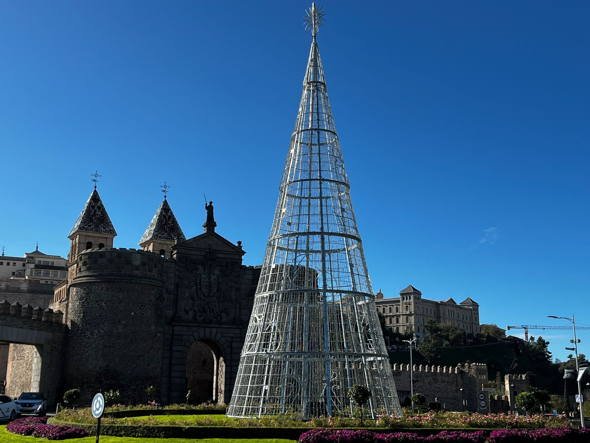 Gran árbol de navidad instalado en la rotonda de la Puerta de Bisagra de Toledo