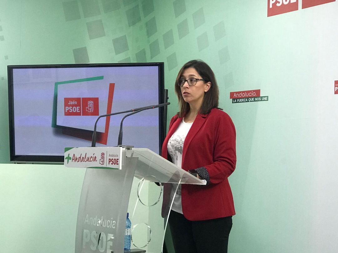 África Colomo comparece ante los medios.