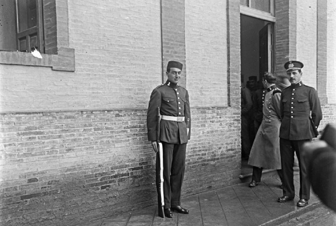 Curiosa imagen de Joselito El Gallo vestido de soldado del Regimineto de Ingenieros