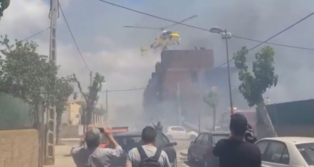 Un incendio está quemando un edificio okupado en la zona de Es Viver