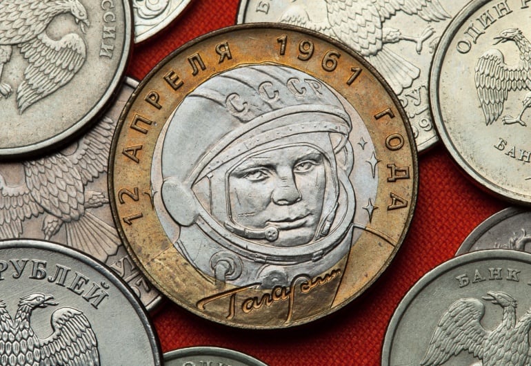 Rublo ruso con el rostro del astronauta Yuri Gagarin