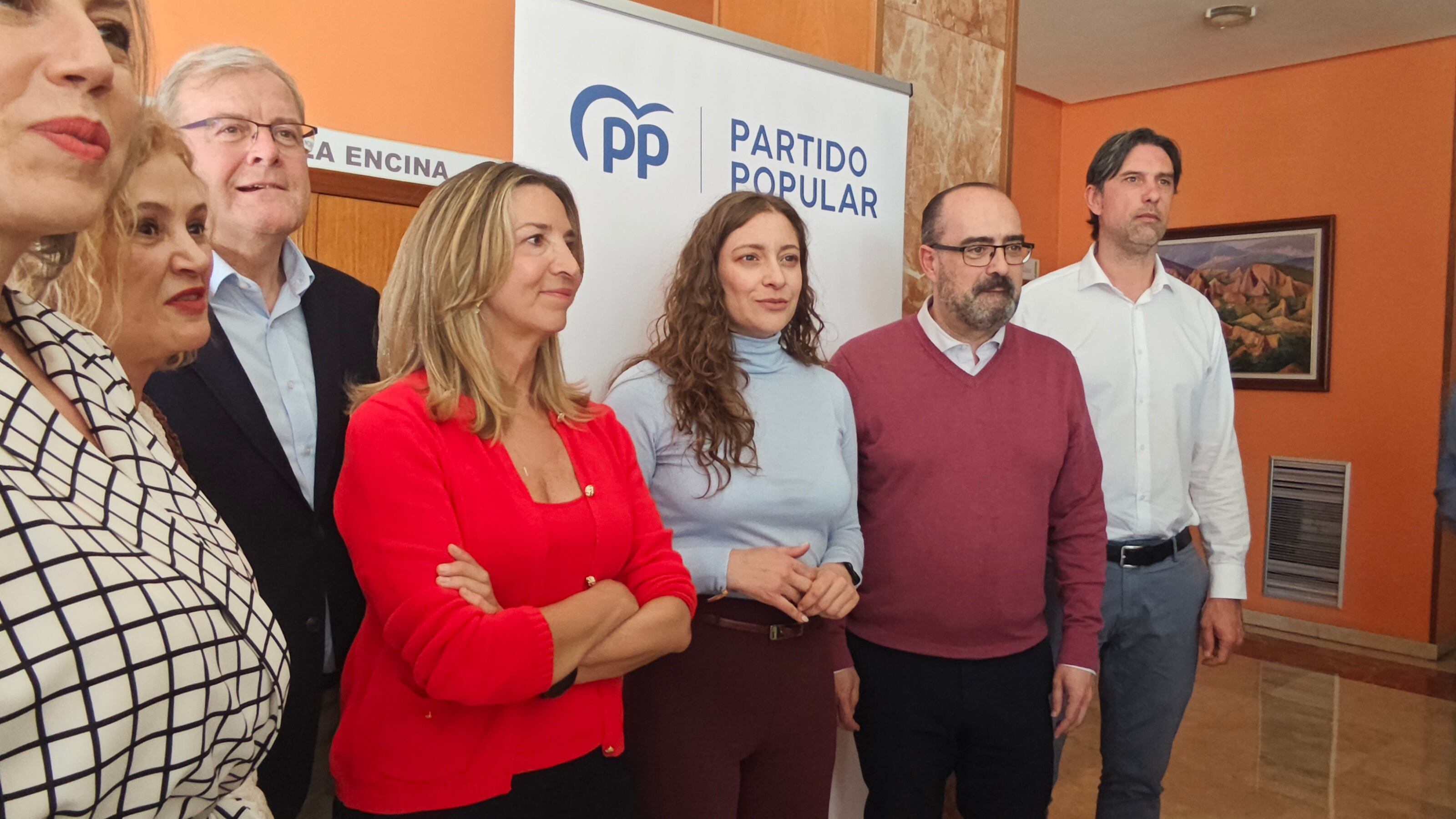 La presidenta del PP en León, Ester Muñoz (centro) junto al alcalde de Ponferrada y la portavoz del PP en el Senado