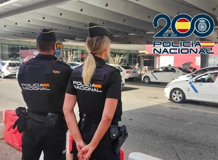 Agentes de la Policía Nacional en el Aeropuerto de Málaga