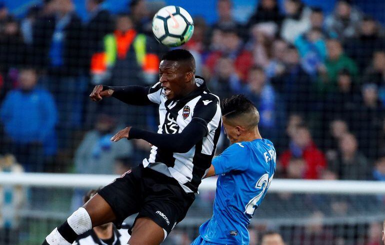  El centrocampista colombiano del Levante, Jefferson Lerma disputa el balón ante el centrocampista francés del Getafe, Fayçal Fajr