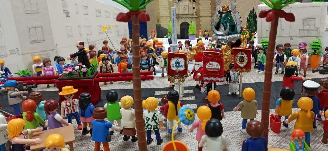 El diorama de clics de Playmobil cuenta con 160 figuras, destacando la de la Virgen de los Ángeles. 