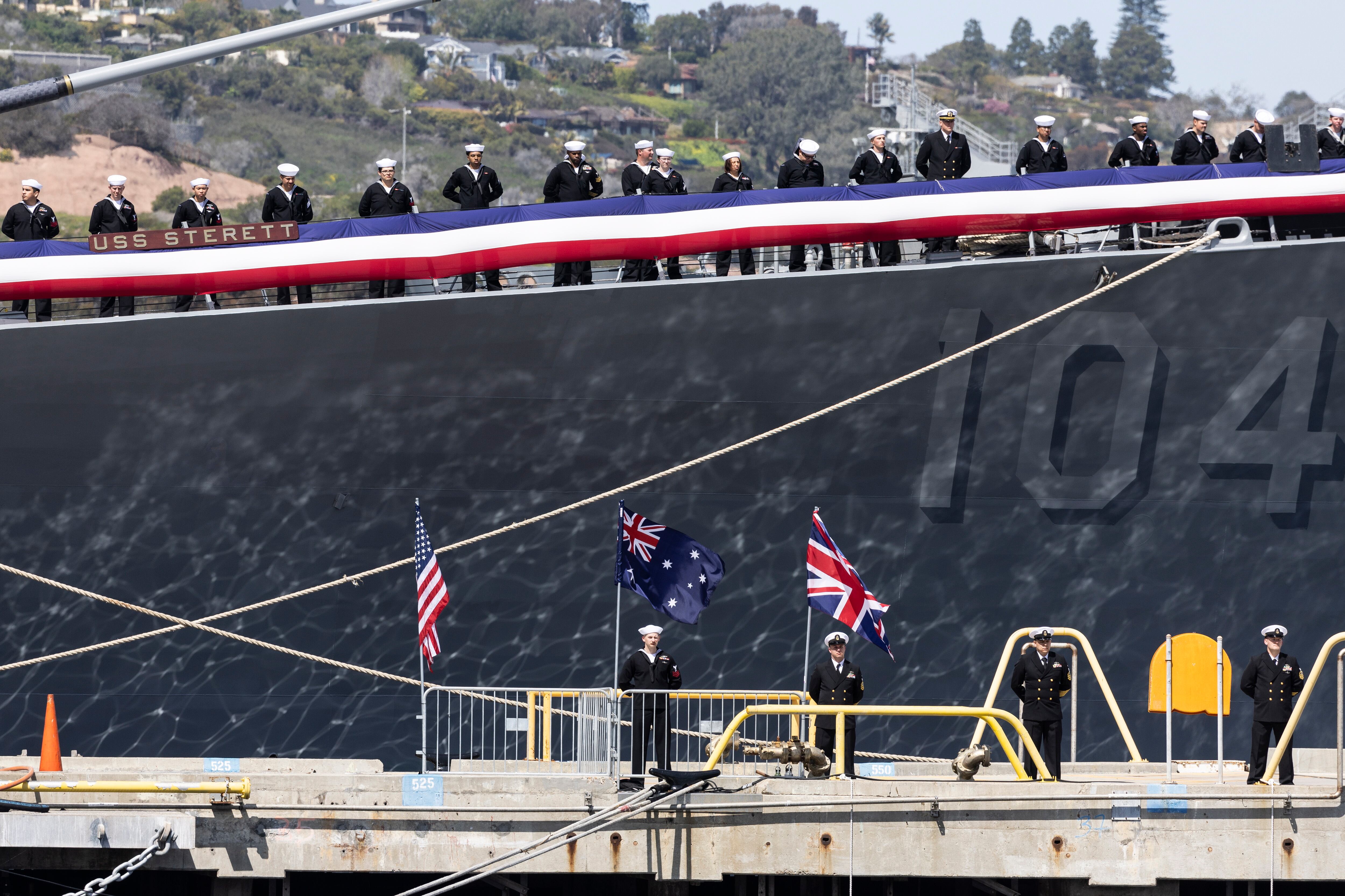 Marinos en guardia en la base naval Miramar de San Diego (California) mientras los dirigentes de Estados Unidos, el Reino Unido y Australia dan una rueda de prensa