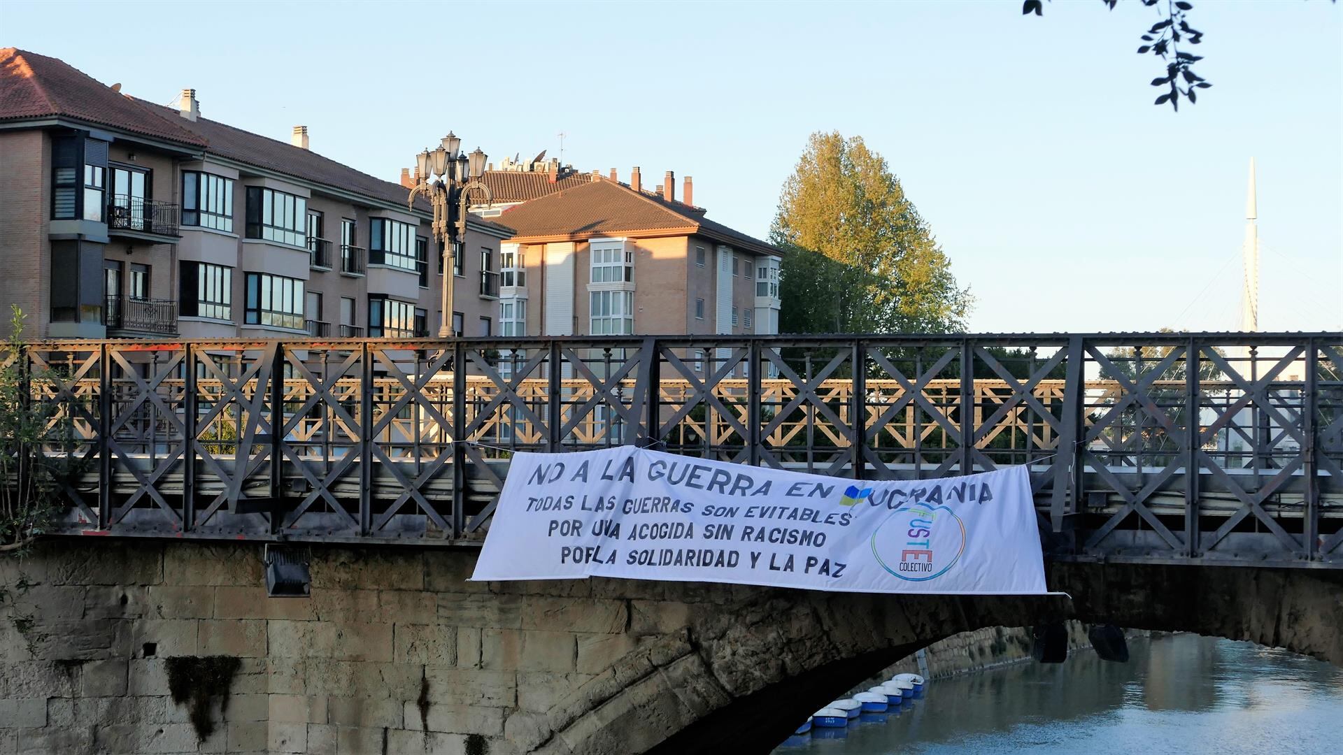 Pancarta colgada del Puente de los Peligros de Murcia
