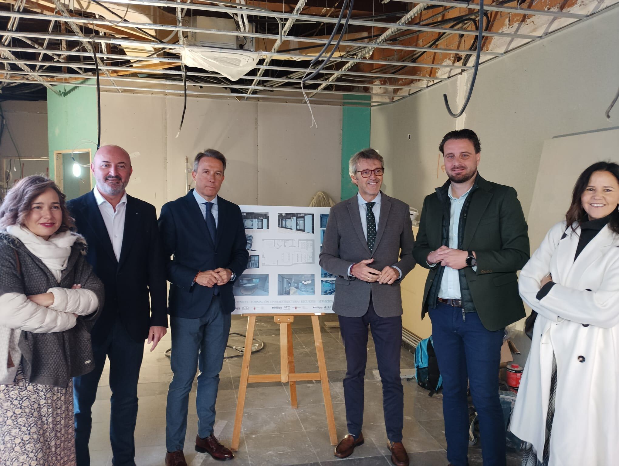 El consejero de Transformación Digital, Luis Alberto Marín y el alcalde de Lorca, Fulgencio Gil, visitan las obras del Centro Nube de la localidad.