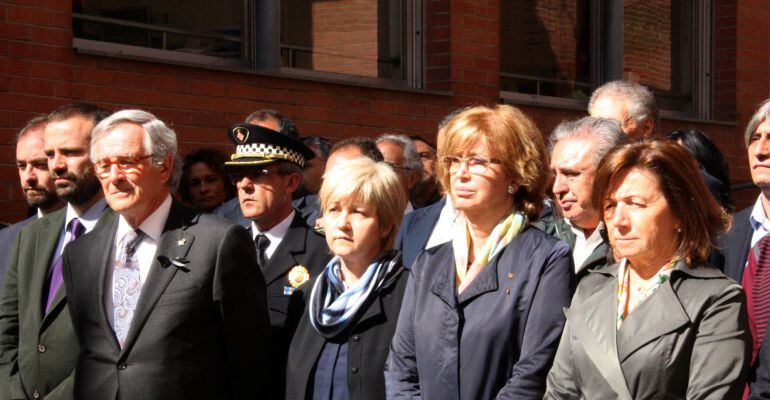 La comunitat educativa fa un minut de silenci com a mostra de solidaritat amb famílies i docents del Joan Fuster