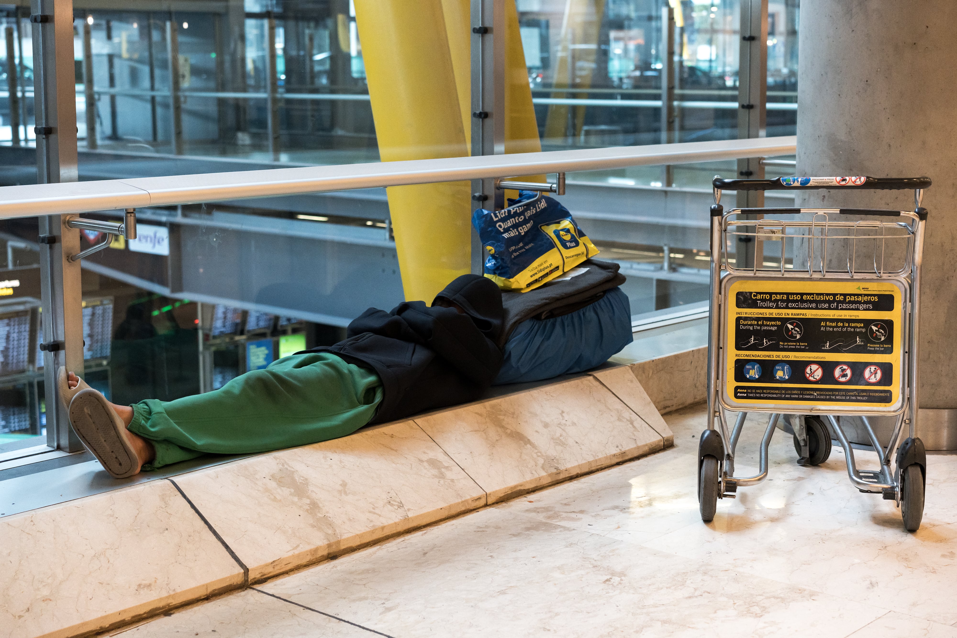 Persona sin hogar en Barajas
