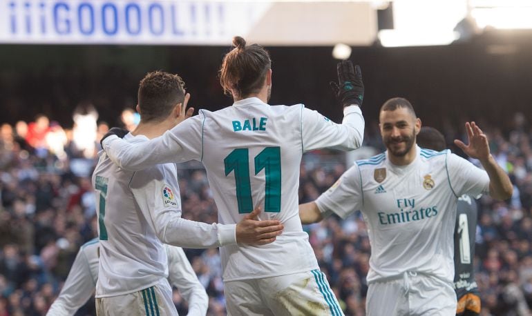 Cristiano Ronaldo, Bale y Benzema celebran un gol del Real Madrid en el encuentro entre el Real Madrid y el Alavés en el Santiago Bernabéu