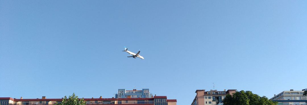 Avión volando sobre O Burgo