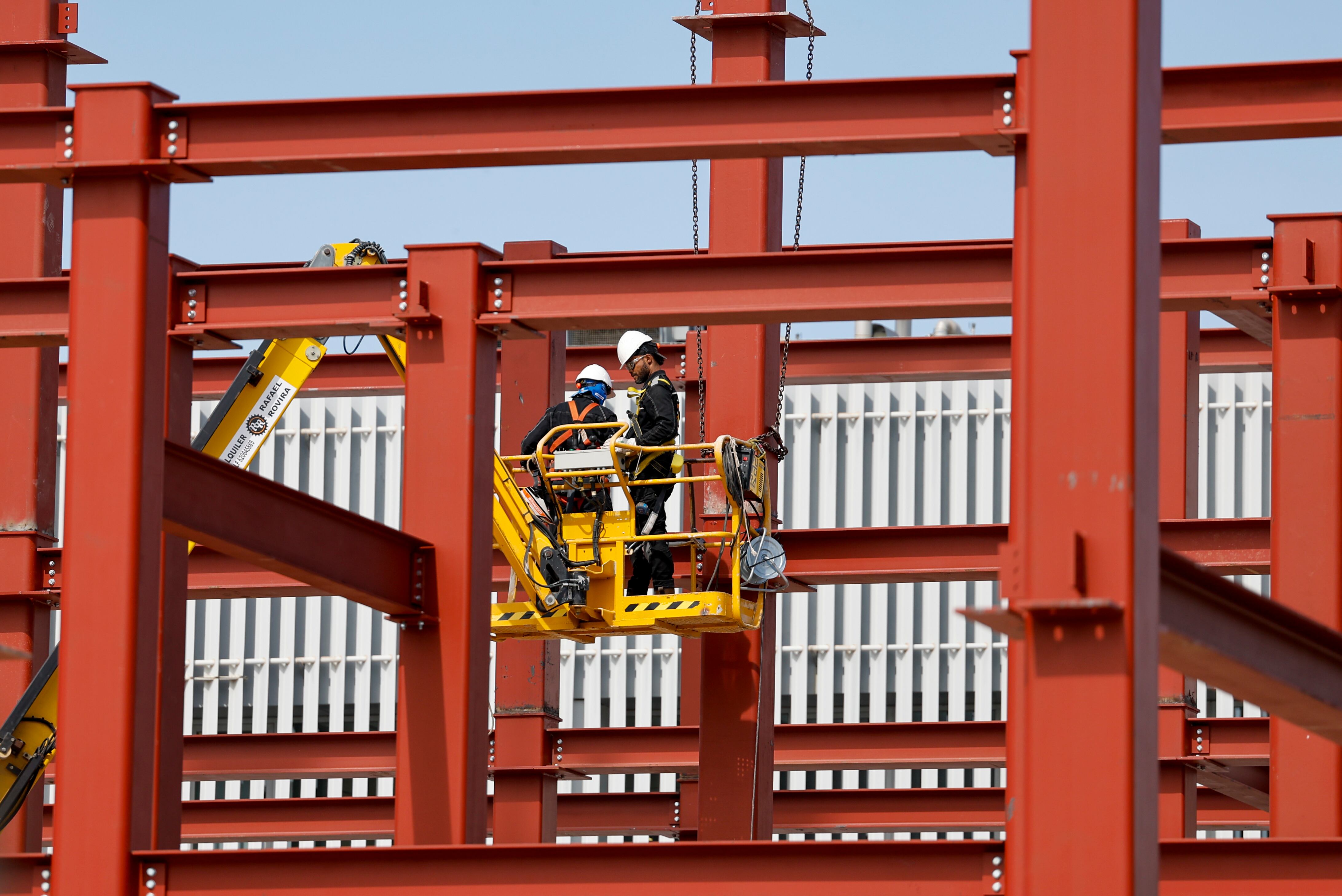 Dos operarios trabajan en una obra