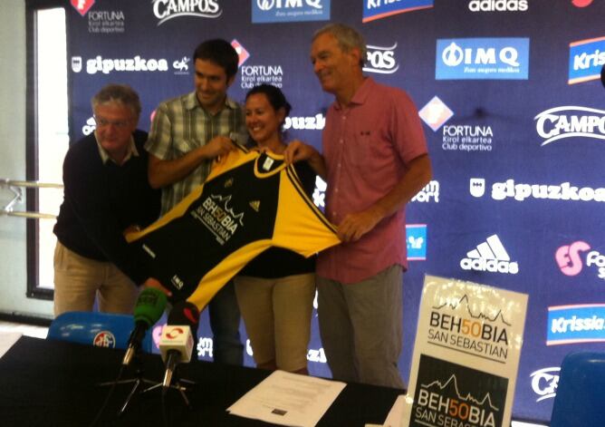 Enrique Cifuentes, Fernando Ibarreta, Arantxa Rojo e Iñigo Etxeberria, organizadores, posan con la camiseta del 50 aniversario.