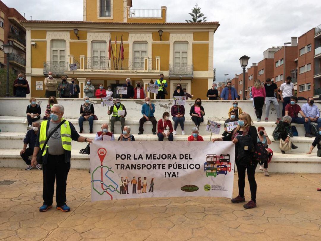 Vecinos de la Costera Sur exigen, en una manifestación, mejoras en el transporte público