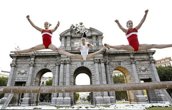 Actos en la Puerta de Alcalá de apoyo a Madrid 2020