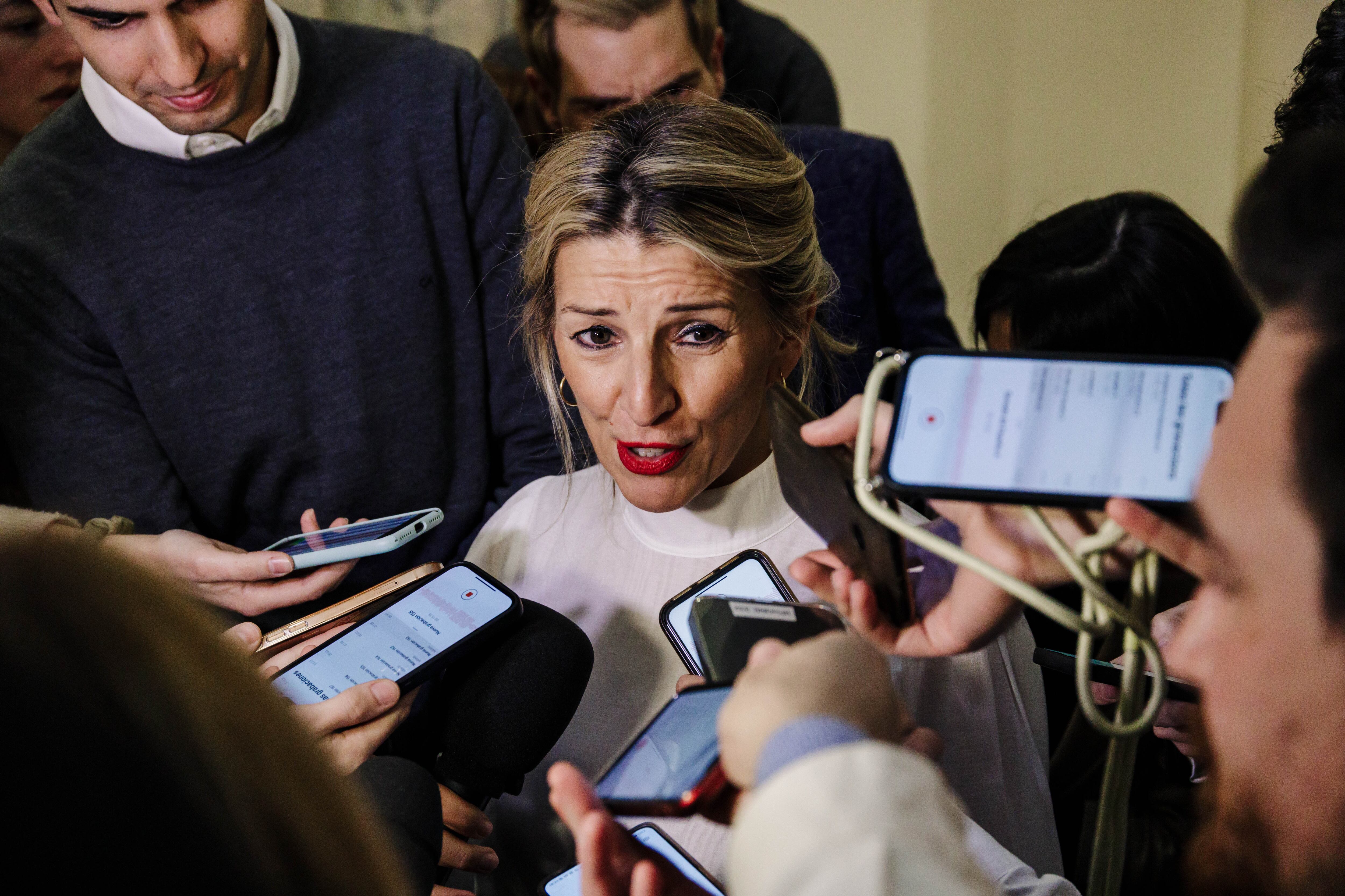 Yolanda Díaz respondiendo a los periodistas.