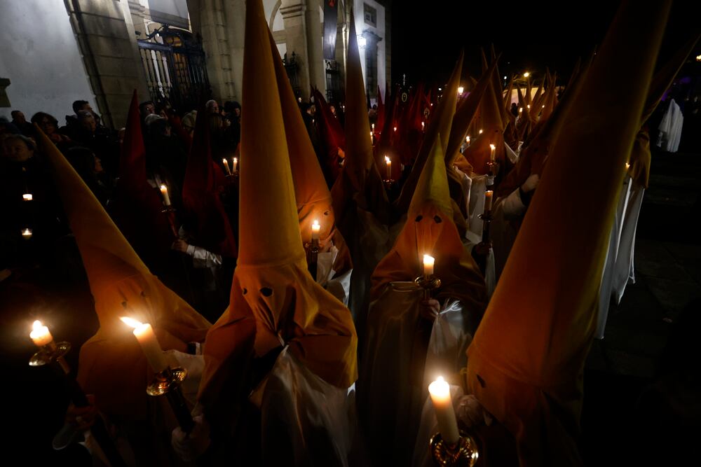 Procesión de Os Caladiños, una de las más tradicionales de la Semana Santa de Ferrol, que se caracteriza por el silencio, solo roto por el sonido de los tambores y la participación de fieles con velas, celebrada este Viernes Santo. EFE/Kiko Delgado.