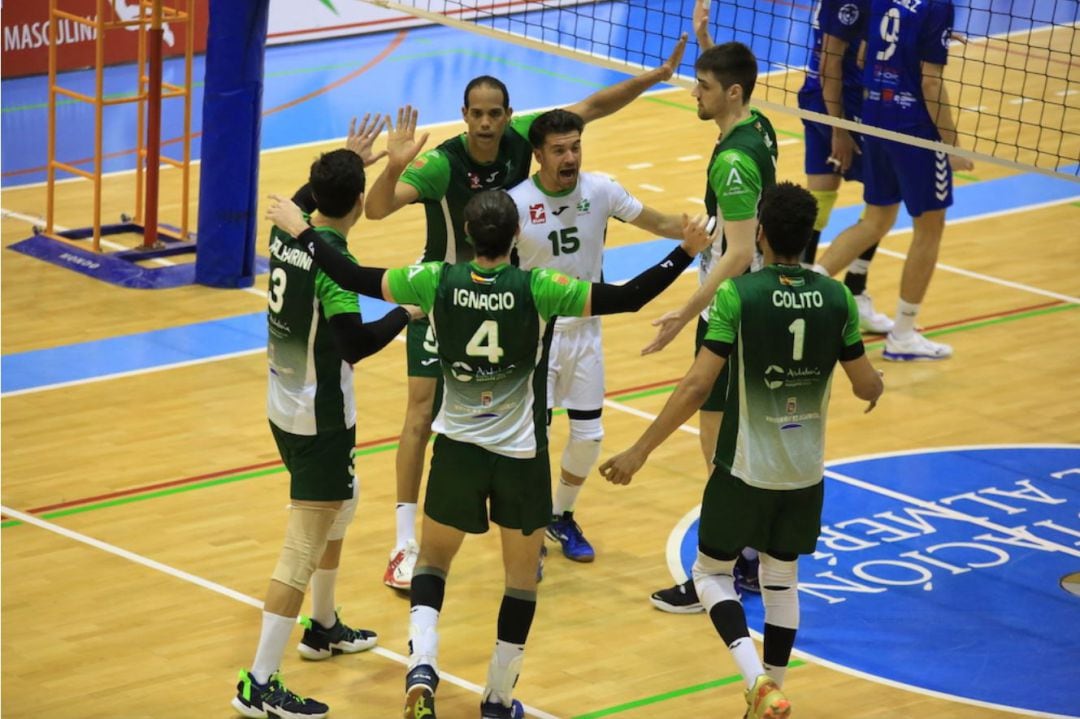 Los jugadores del Unicaja Almería celebrando la victoria.