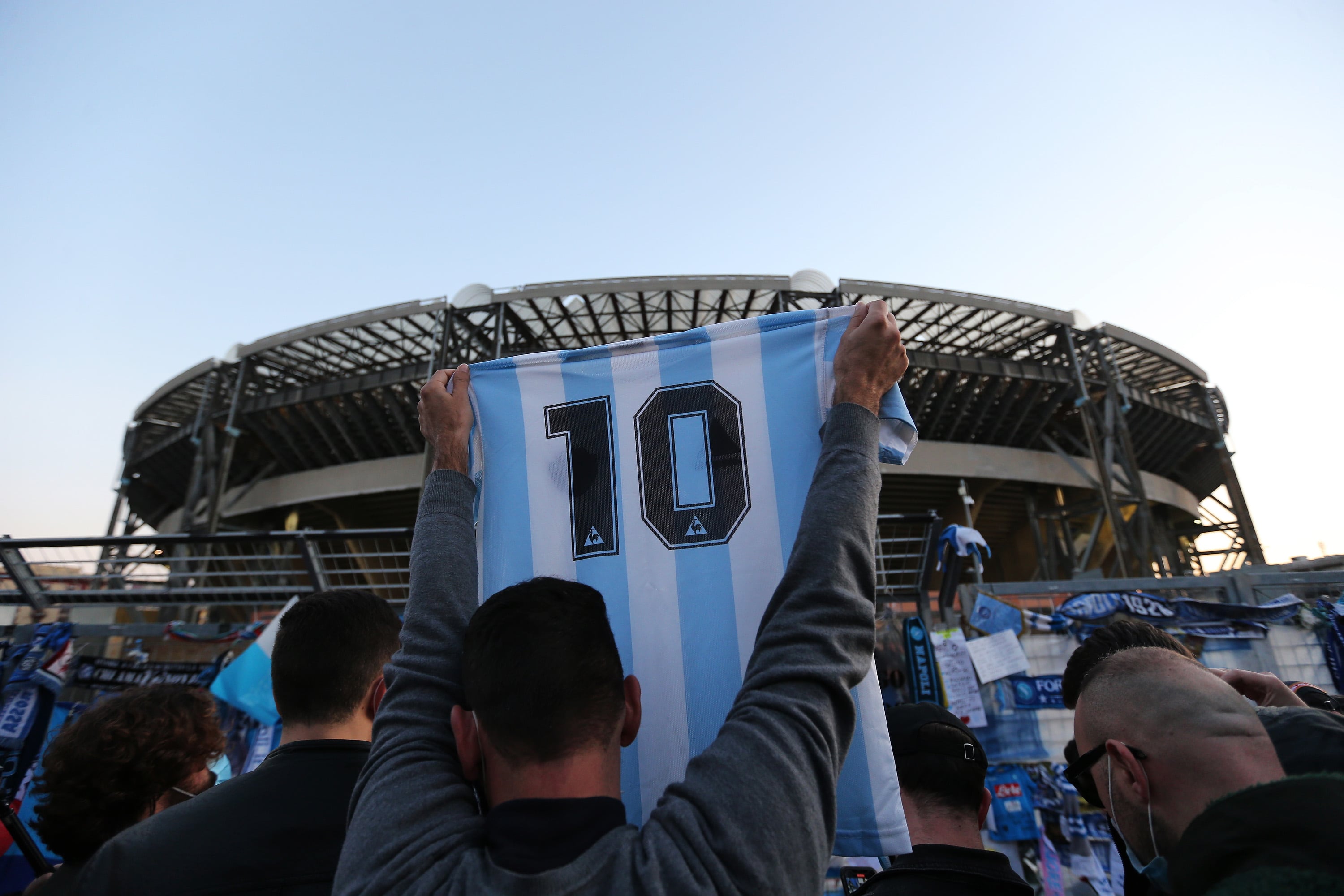 Un fan de Diego Armando Maradona levanta la camiseta del &#039;10&#039;