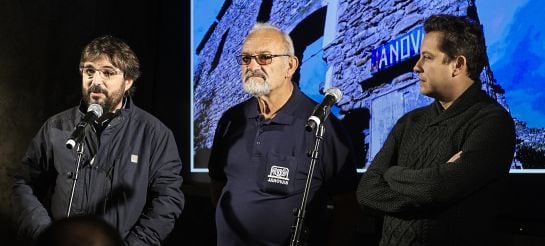 Jordi Évole presenta el &#039;Salvados&#039; de Jánovas acompañado de un vecino del pueblo (centro) y de Mario López, director de laSexta (derecha)