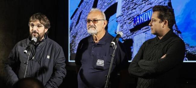Jordi Évole presenta el 'Salvados' de Jánovas acompañado de un vecino del pueblo (centro) y de Mario López, director de laSexta (derecha)