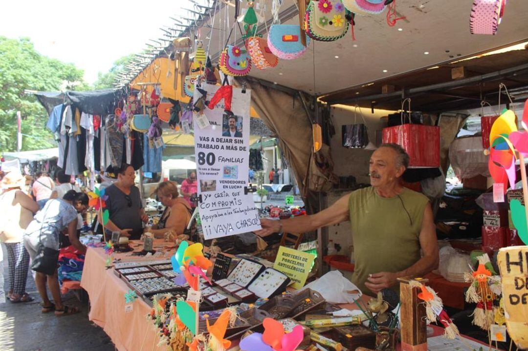 Los vendedores del entorno de la Lonja protestan por lo que consideran "una imposición" del Ayuntamiento