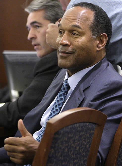 El famoso ex jugador de fútbol americano O.J. Simpson ha sido declarado culpable por un jurado de Las Vegas (Nevada) de doce acusaciones de asalto, secuestro y robo con armas letales, anunció la secretaria del juzgado al leer el veredicto, retransmitido en directo por las televisiones de EEUU.