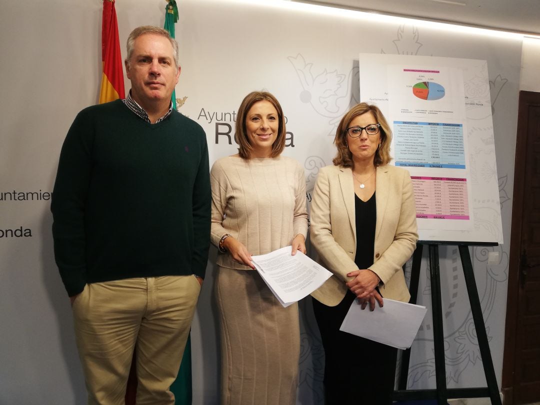 La alcaldesa Mari Paz Fernández, acompañada por la delegada de Economía María del Carmen Martínez y el concejal de Deportes y Juventud Carlos Mirasol