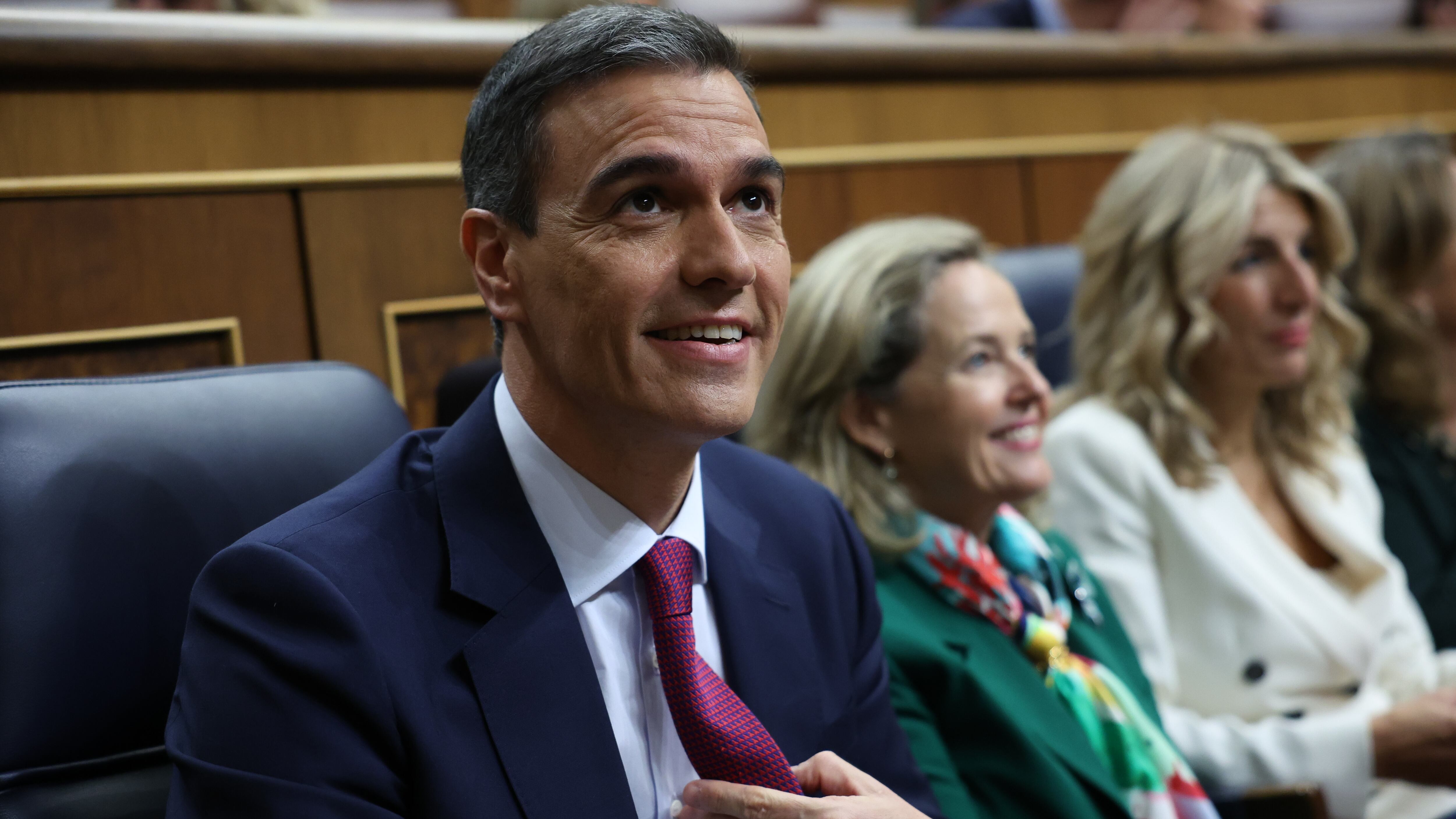 Pedro Sánchez siguiendo el pleno de su investidura desde su escaño del Congreso