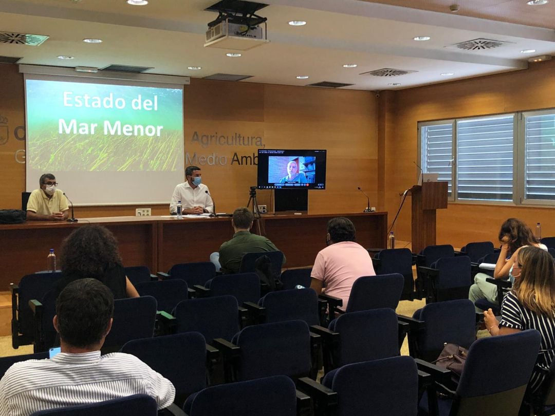 Contacto con los periodistas del consejero de Agricultura y Medio Ambiente, Antonio Luengo, acompañado de Ángel Pérez Ruzafa y Javier Gilabert, integrantes del Comité Científico que asesora al gobierno regional sobre el Mar Menor