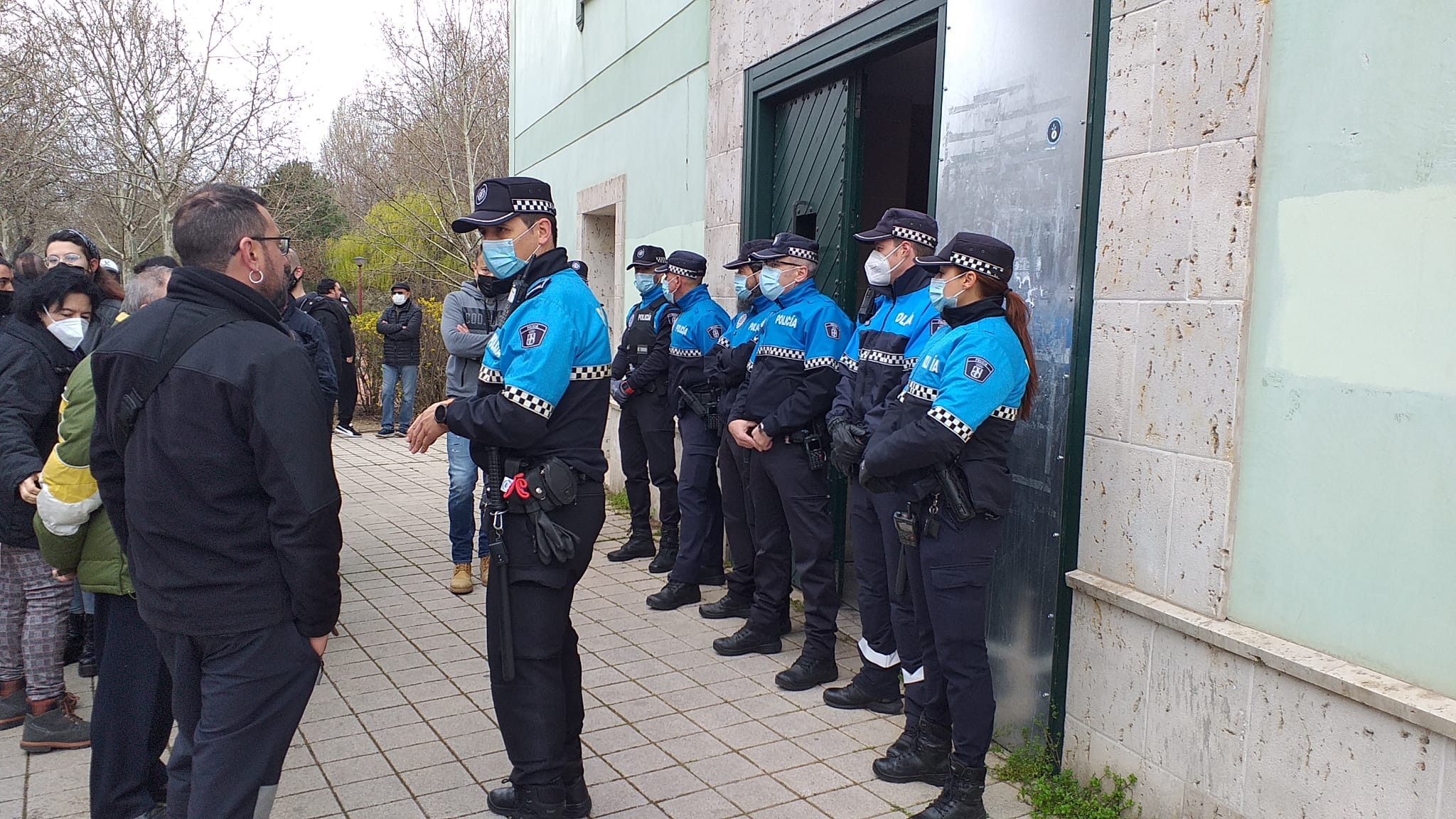 Agentes policiales en el acceso al antiguo hotel Marqués de la Ensenada