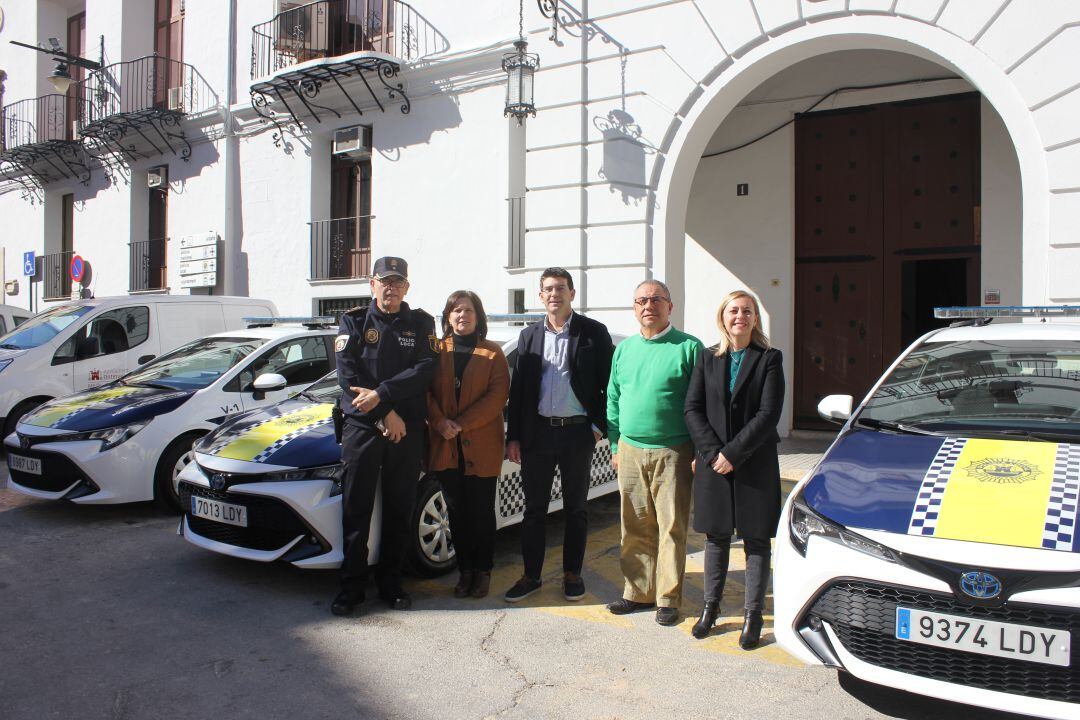 Membres del consistori i de la Policia Local fa uns mesos en la presentació dels nous cotyxes