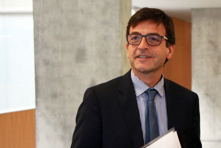 El ministre de Finances, Jordi Cinca, aquest matí entrant al Consell General el projecte de pressupost del 2017.