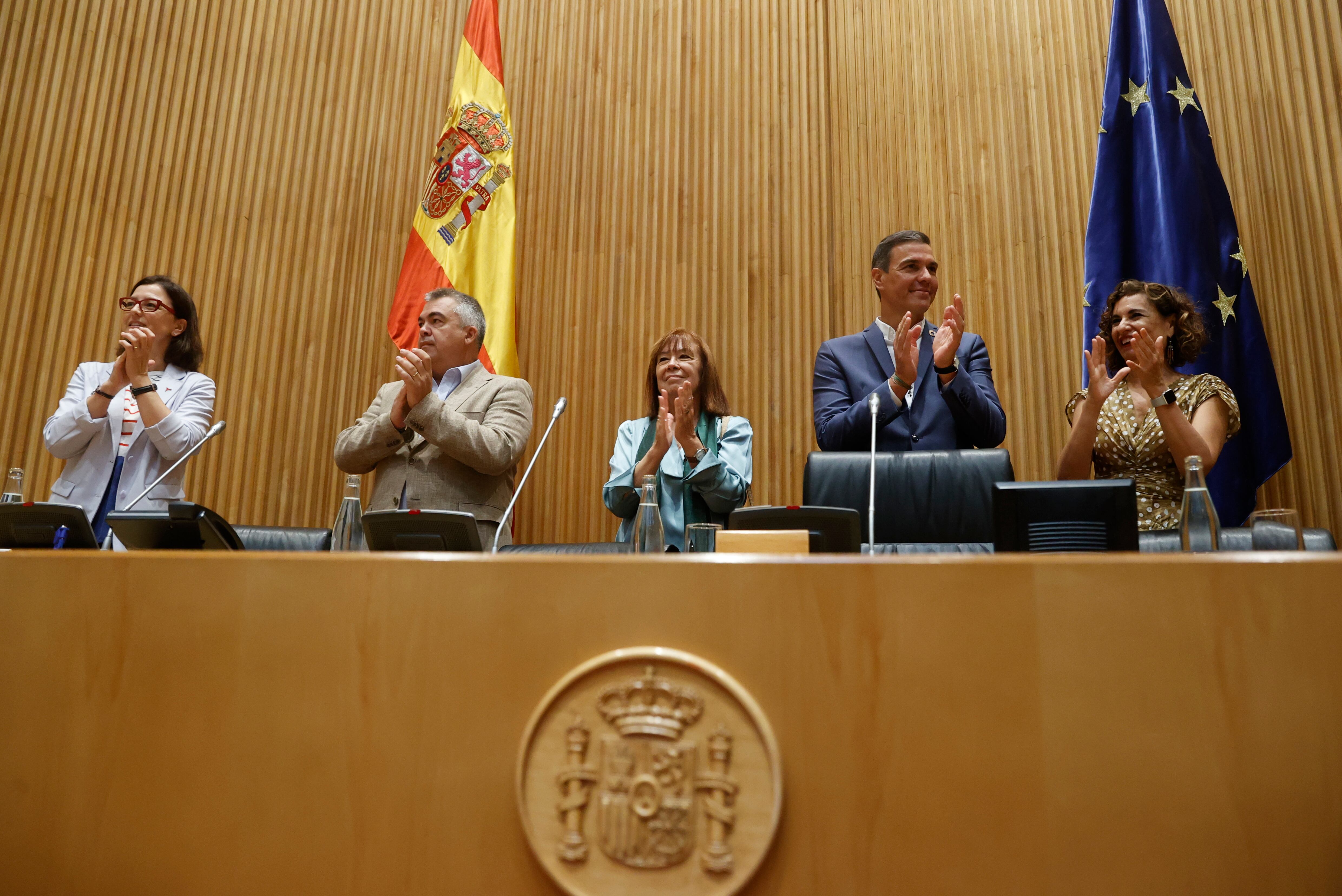 El presidente del Gobierno Pedro Sánchez (2d) junto a la ministra de Hacienda y vicesecretaria general del PSOE, María Jesús Montero (d), la presidenta del partido, Cristina Narbona (c) y el diputado Santos Cerdán (2i) preside reunión interparlamentaria socialista celebrada este lunes en el Congreso.