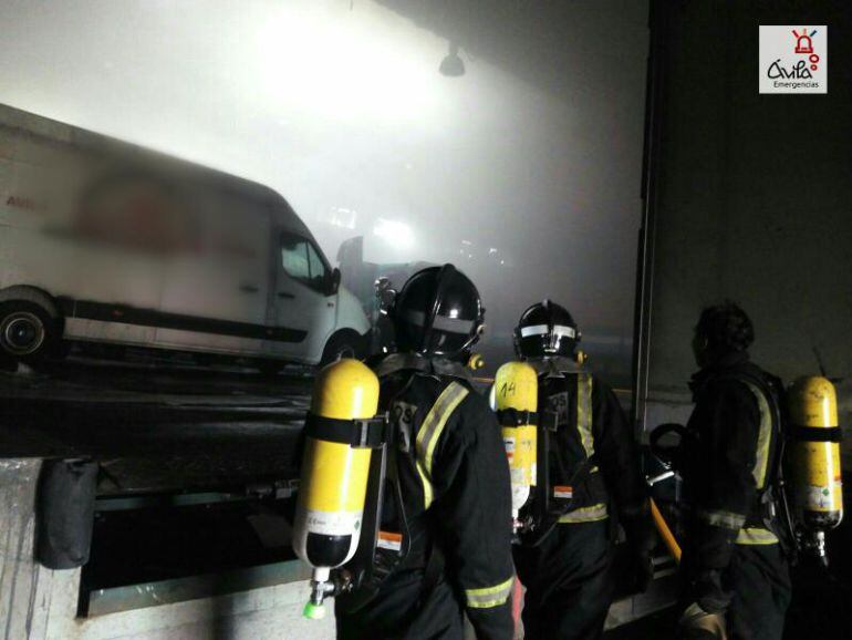 Los bomberos tuvieron que soportar altas temperaturas en el interior de la nave