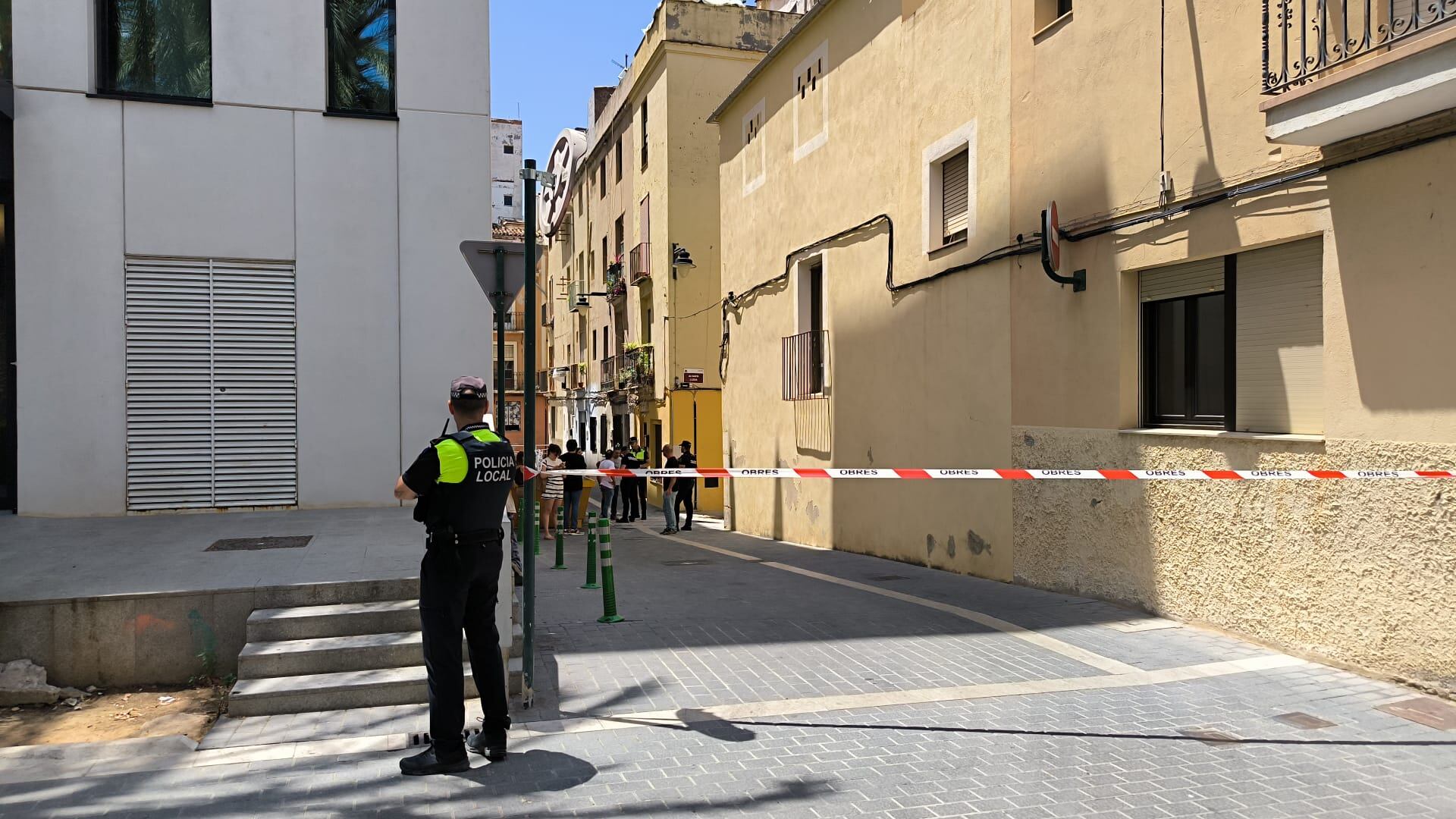 La calle Santa Llúcia, en el barrio de Poble Nou de Ontinyent, permanece acordonada tras el derrumbe de una vivienda en obras