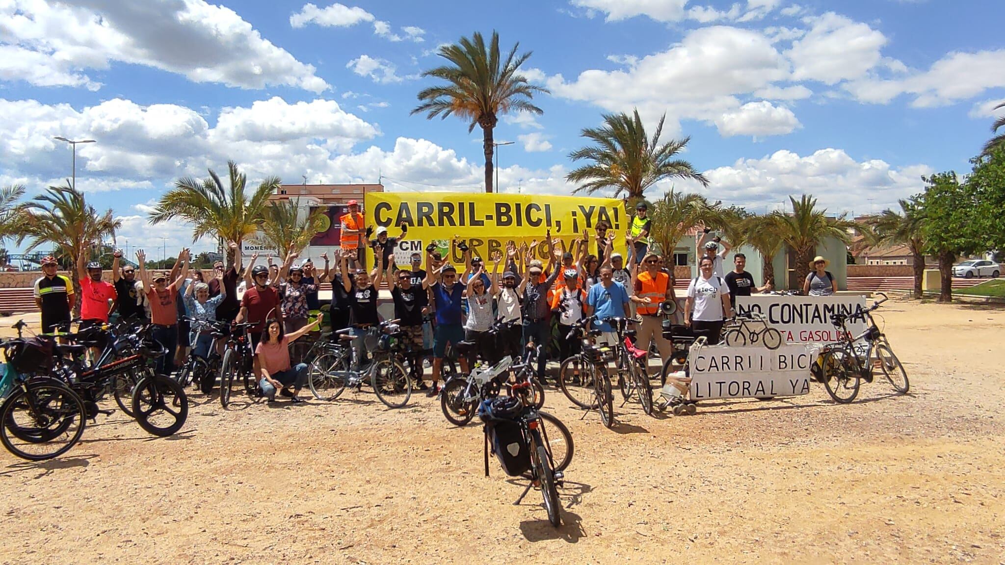 Imagen del final de la bicifestación en el parque Joan Fuster