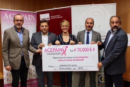 Imagen de entrega del cheque