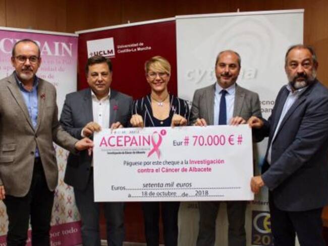 Imagen de entrega del cheque