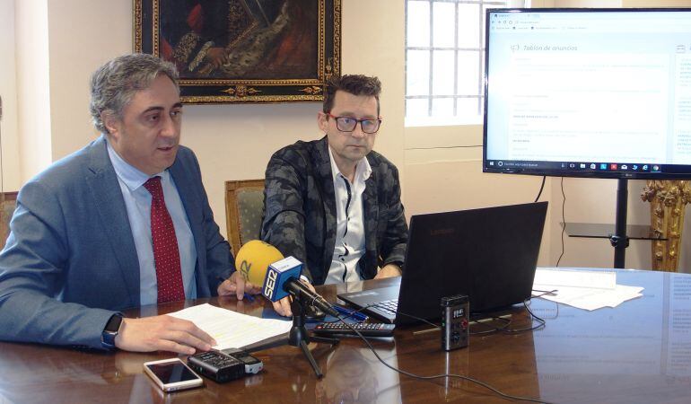 Ángel Mariscal (i) en la presentación de la nueva web municipal este miércoles