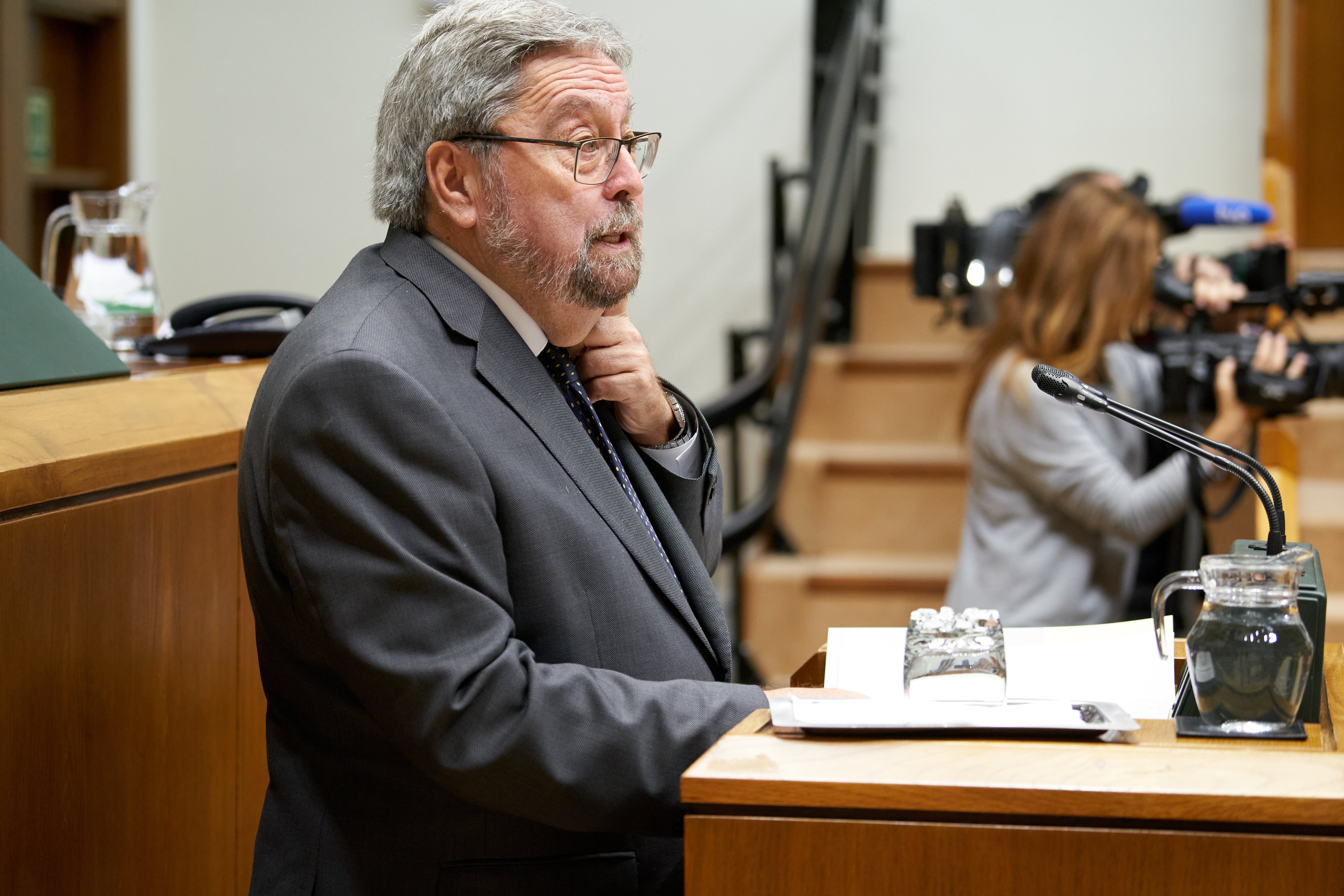El ararteko, Manuel Lezertua, durante su intervención ante el pleno del Parlamento vasco