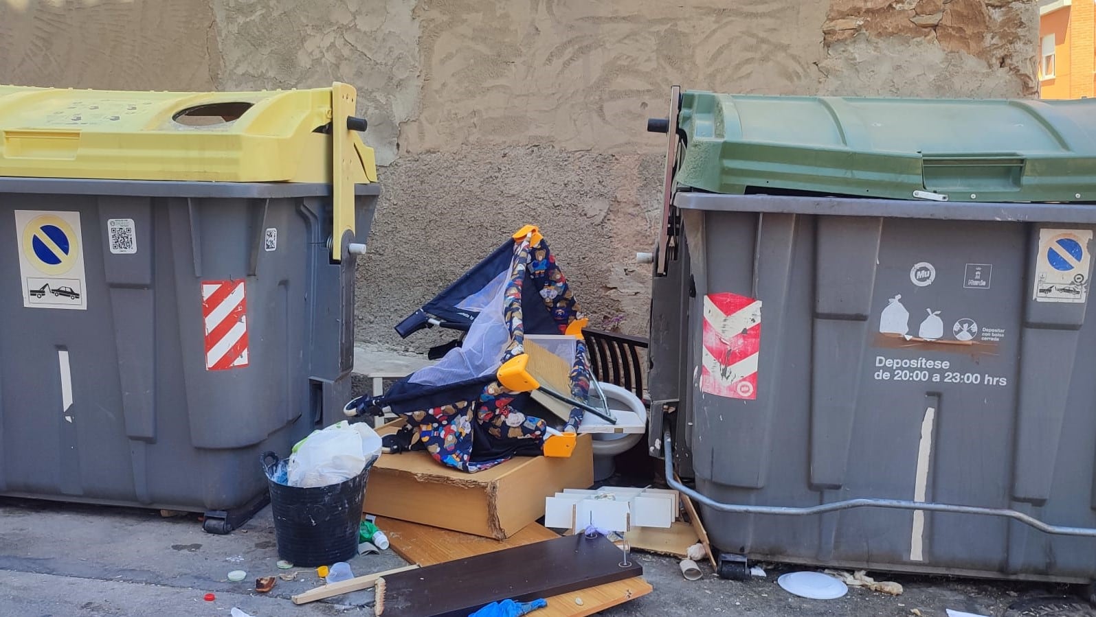 Basura acumulada en la pedanía de Torreagüera