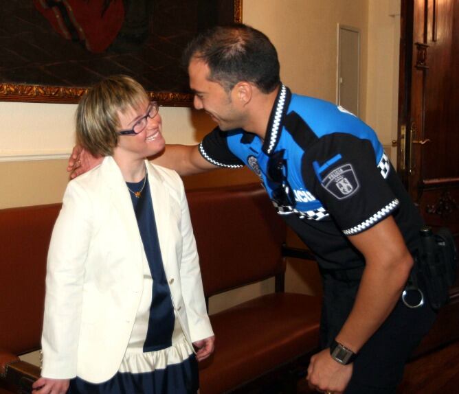 Angela Bachiller es felicitada por un policía municipal el 29 de julio de 2013, cuando tomó posesión como concejala