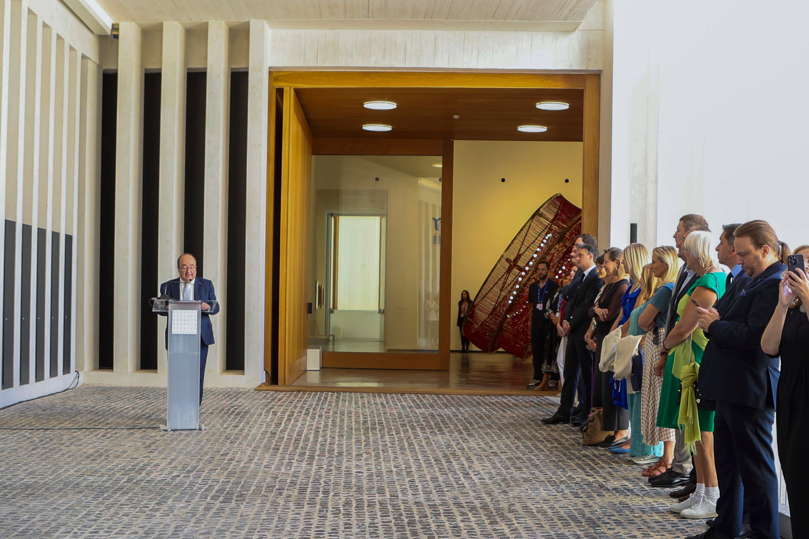 CÁCERES, 25/09/2023.- El ministro de Cultura y Deportes, Miquel Iceta (i), ofrece un discurso junto a las delegaciones ministeriales de Cultura de los Estados Miembros de la UE en su visita al Museo Helga de Alvear y al casco histórico de la ciudad, Patrimonio de la Humanidad desde 1986, en la jornada previa a la reunión informal que mantendrán en el marco de la Presidencia española de la UE, este lunes en Cáceres. EFE/ Jero Morales
