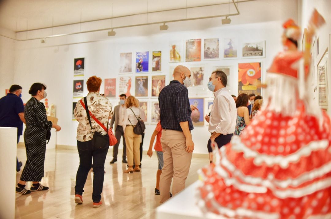 El público ya ha podido disfrutar esta mañana de la exposición &#039;Morón, tierra de son y de cal&#039;