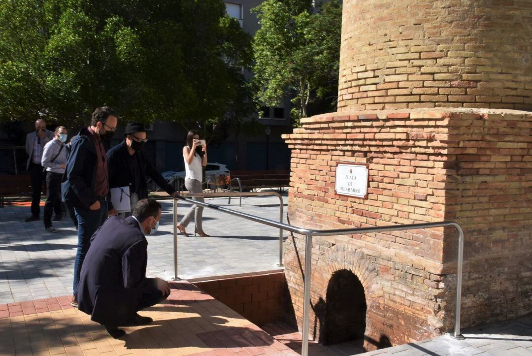 Carlos González y Héctor Díez visitando la Plaza Pilar Miró