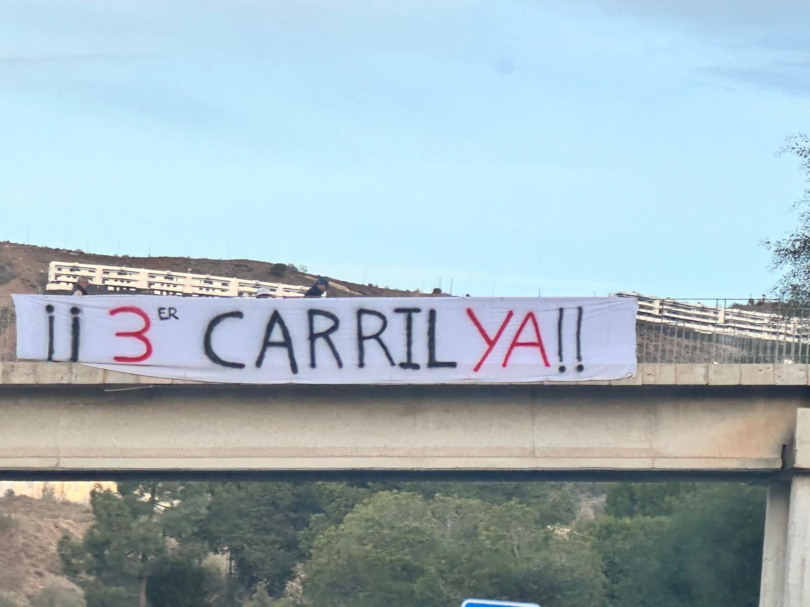 Imagen de la pancarta en la A7 a la altura de Rincón de la Victoria (Málaga). Redes sociales.