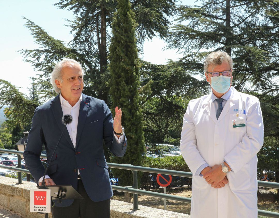 El consejero de Sanidad de la Comunidad de Madrid, Enrique Ruiz Escudero (i), junto al director gerente del Hospital de El Escorial, Juan Pablo García Capelo (d), durante una visita al centro y a su nueva Unidad de Críticos, a 9 de julio de 2021, en San L