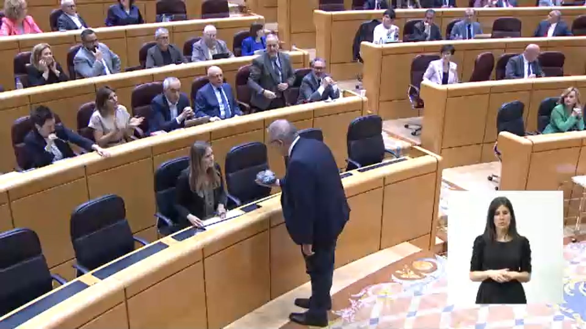 Bernabé entregando  en el Senado un saco de estériles a la Vicepresidenta tercera y ministra de transición ecológica, Sara Aagesen